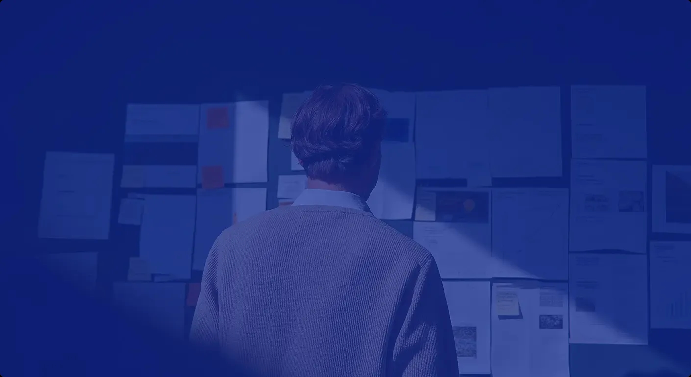 une personne en face d'un mur de documents